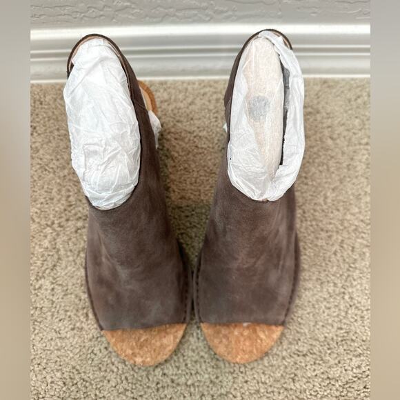 CLARKS | Taupe Suede Open Toe Wedge Sandals NWT | Women’s Size 9 - Picture 3 of 8